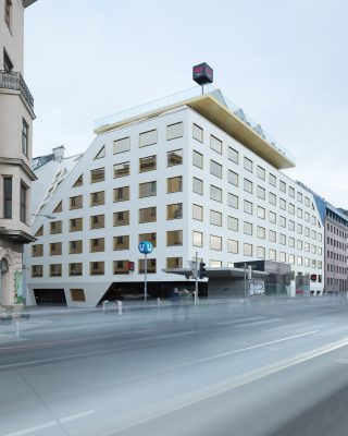 Goldener Sonnenschutz für Hotelfelsen in Wien