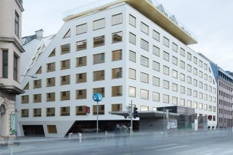 Goldener Sonnenschutz für Hotelfelsen in Wien