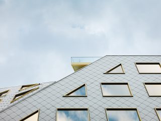 Goldener Sonnenschutz für Hotelfelsen in Wien