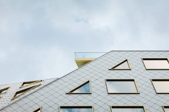 Goldener Sonnenschutz für Hotelfelsen in Wien