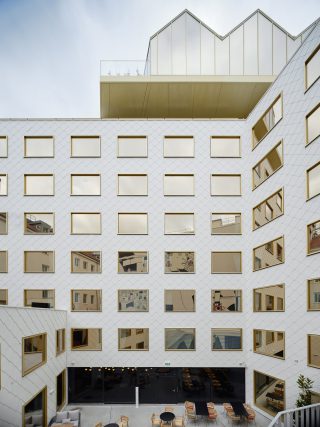 Goldener Sonnenschutz für Hotelfelsen in Wien